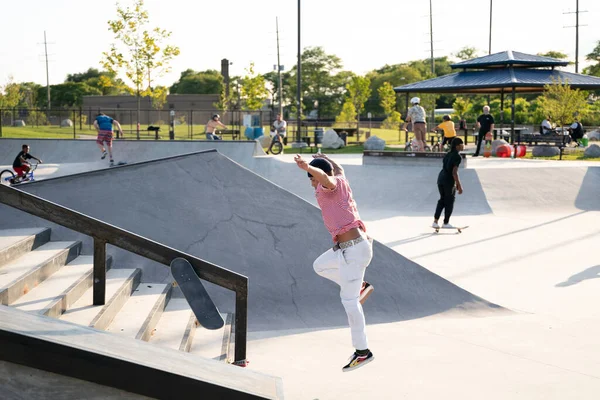 デトロイト ミシガン州 アメリカ 2020年8月6日 スケートパークでスケーターの練習トリック — ストック写真