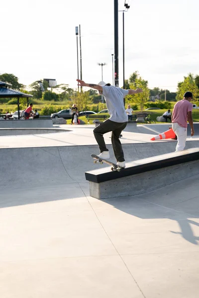 Detroit Michigan Usa Sierpnia 2020 Łyżwiarze Ćwiczą Sztuczki Skateparku — Zdjęcie stockowe