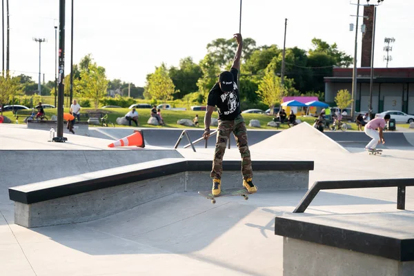 Detroit Michigan Usa Sierpnia 2020 Łyżwiarze Ćwiczą Sztuczki Skateparku — Zdjęcie stockowe