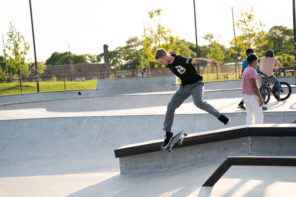 Detroit Michigan Usa Sierpnia 2020 Łyżwiarze Ćwiczą Sztuczki Skateparku — Zdjęcie stockowe