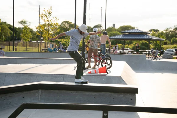 Detroit Michigan Usa Sierpnia 2020 Łyżwiarze Ćwiczą Sztuczki Skateparku — Zdjęcie stockowe