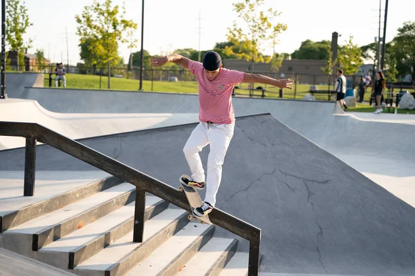 Detroit Michigan Usa Sierpnia 2020 Łyżwiarze Ćwiczą Sztuczki Skateparku — Zdjęcie stockowe