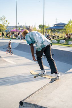 Kaykaycılar 12 Ağustos 2020 'de Detroit, Michigan, ABD' de bir kaykay parkında numaralar yapıyorlar.