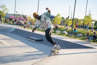 Kaykaycılar 12 Ağustos 2020 'de Detroit, Michigan, ABD' de bir kaykay parkında numaralar yapıyorlar.