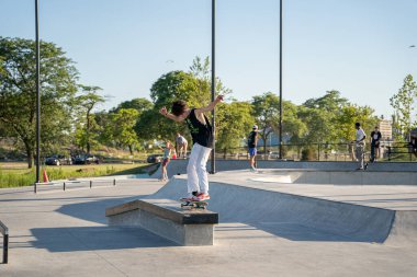 Kaykaycılar 12 Ağustos 2020 'de Detroit, Michigan, ABD' de bir kaykay parkında numaralar yapıyorlar.