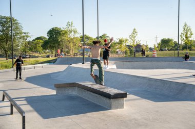 Kaykaycılar 12 Ağustos 2020 'de Detroit, Michigan, ABD' de bir kaykay parkında numaralar yapıyorlar.