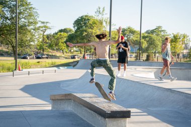 Kaykaycılar 12 Ağustos 2020 'de Detroit, Michigan, ABD' de bir kaykay parkında numaralar yapıyorlar.