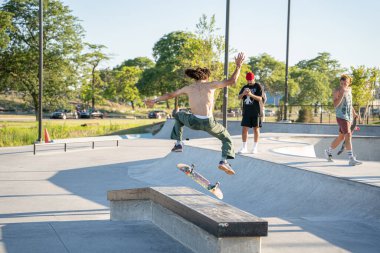 Kaykaycılar 12 Ağustos 2020 'de Detroit, Michigan, ABD' de bir kaykay parkında numaralar yapıyorlar.