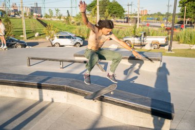 Kaykaycılar 12 Ağustos 2020 'de Detroit, Michigan, ABD' de bir kaykay parkında numaralar yapıyorlar.