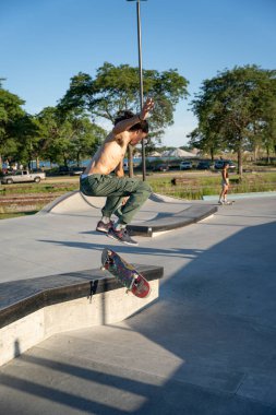 Kaykaycılar 12 Ağustos 2020 'de Detroit, Michigan, ABD' de bir kaykay parkında numaralar yapıyorlar.