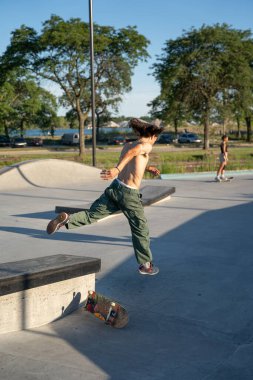 Kaykaycılar 12 Ağustos 2020 'de Detroit, Michigan, ABD' de bir kaykay parkında numaralar yapıyorlar.