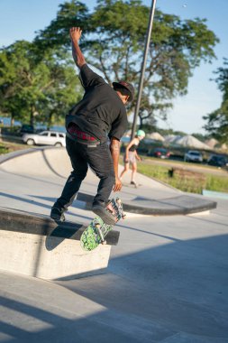 Kaykaycılar 12 Ağustos 2020 'de Detroit, Michigan, ABD' de bir kaykay parkında numaralar yapıyorlar.