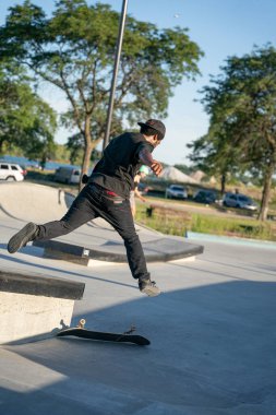 Kaykaycılar 12 Ağustos 2020 'de Detroit, Michigan, ABD' de bir kaykay parkında numaralar yapıyorlar.