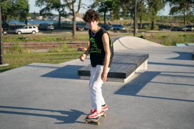 Kaykaycılar 12 Ağustos 2020 'de Detroit, Michigan, ABD' de bir kaykay parkında numaralar yapıyorlar.