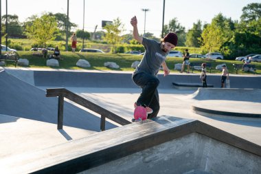 Kaykaycılar 12 Ağustos 2020 'de Detroit, Michigan, ABD' de bir kaykay parkında numaralar yapıyorlar.