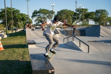 Kaykaycılar 12 Ağustos 2020 'de Detroit, Michigan, ABD' de bir kaykay parkında numaralar yapıyorlar.