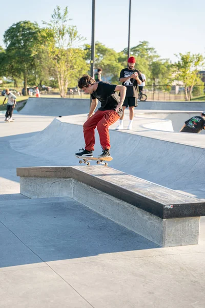 Gli Skateboarder Praticano Trucchi Uno Skate Park Detroit Michigan Usa — Foto Stock