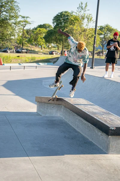 Skateboarder Üben Tricks Einem Skatepark Detroit Michigan Usa August 2020 — Stockfoto