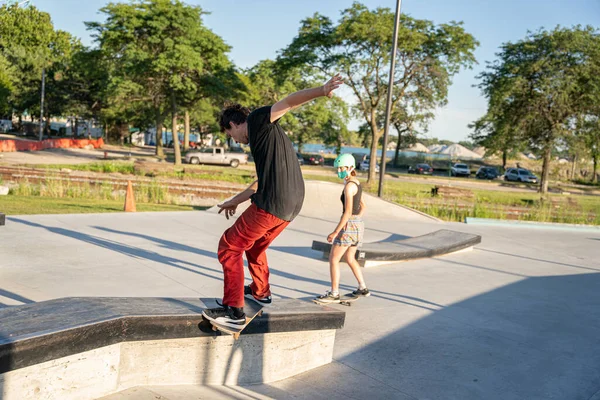 Deskorolkarze Ćwiczą Sztuczki Skateparku Detroit Michigan Usa Sierpnia 2020 — Zdjęcie stockowe