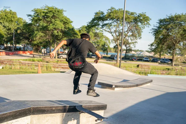 Skateboarder Üben Tricks Einem Skatepark Detroit Michigan Usa August 2020 — Stockfoto