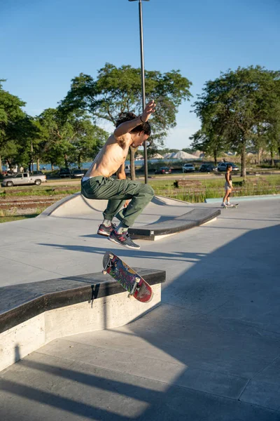 Kaykaycılar 12 Ağustos 2020 'de Detroit, Michigan, ABD' de bir kaykay parkında numaralar yapıyorlar.