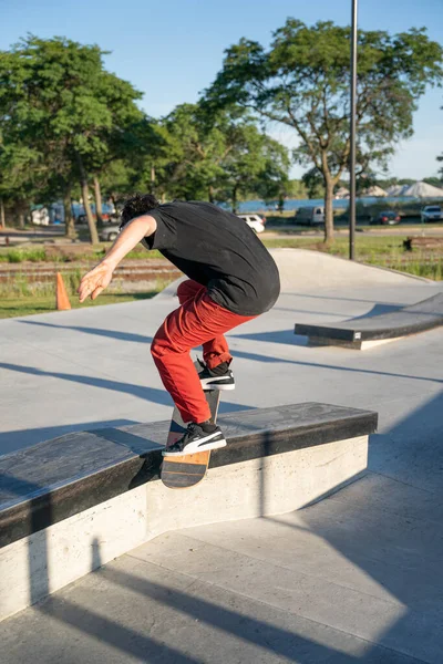 Gli Skateboarder Praticano Trucchi Uno Skate Park Detroit Michigan Usa — Foto Stock