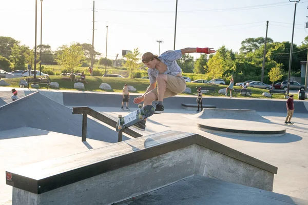 Gli Skateboarder Praticano Trucchi Uno Skate Park Detroit Michigan Usa — Foto Stock