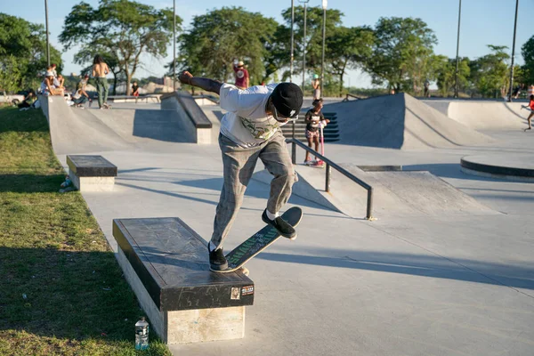 Gli Skateboarder Praticano Trucchi Uno Skate Park Detroit Michigan Usa — Foto Stock