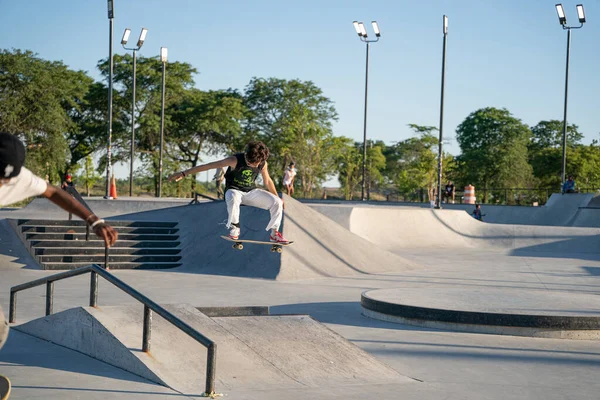 Skateboarder Üben Tricks Einem Skatepark Detroit Michigan Usa August 2020 — Stockfoto