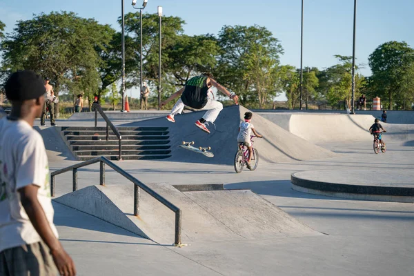 Skateboarders Estão Praticando Truques Parque Skate Detroit Michigan Eua Agosto — Fotografia de Stock