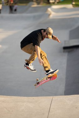 Detroit, Michigan, ABD 20.07.2020: Patenciler ve motorcular Detroit 'teki Corona Virüsü sırasında bir açık hava kaykay parkında numaralar deniyor.