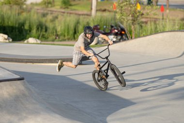 Detroit, Michigan, ABD 20.07.2020: Patenciler ve motorcular Detroit 'teki Corona Virüsü sırasında bir açık hava kaykay parkında numaralar deniyor.