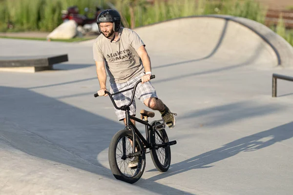Detroit Michigan Usa 2020 Skaters Bikers Practice Tricks Outdoor Skatepark — Stock Photo, Image