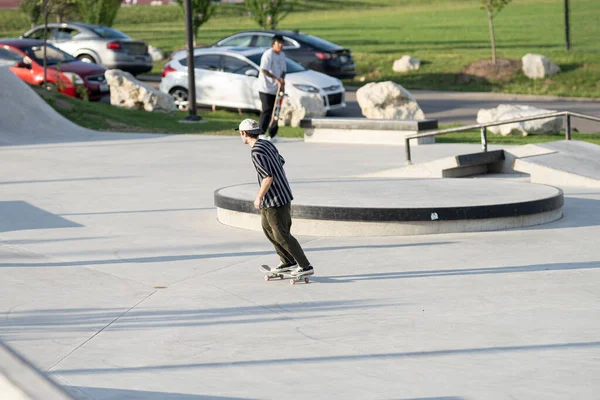 Detroit Michigan Usa 2020 Łyżwiarze Rowerzyści Ćwiczą Sztuczki Skateparku Zewnętrznym — Zdjęcie stockowe