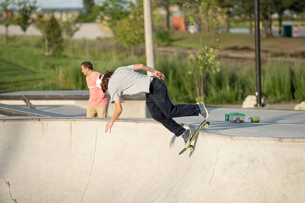 Detroit Michigan Usa 2020 Skaters Motorrijders Oefenen Trucs Een Outdoor — Stockfoto