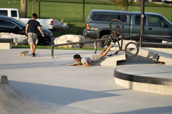 Detroit Michigan Usa 2020 Łyżwiarze Rowerzyści Ćwiczą Sztuczki Skateparku Zewnętrznym — Zdjęcie stockowe