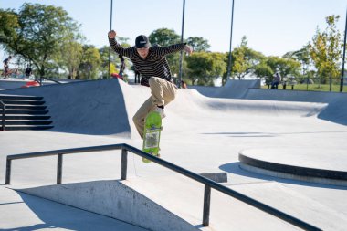 Detroit 'te güneşli bir öğleden sonra, açık hava kaykay pistinde patenciler...