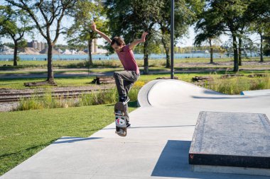 Detroit 'te güneşli bir öğleden sonra, açık hava kaykay pistinde patenciler...
