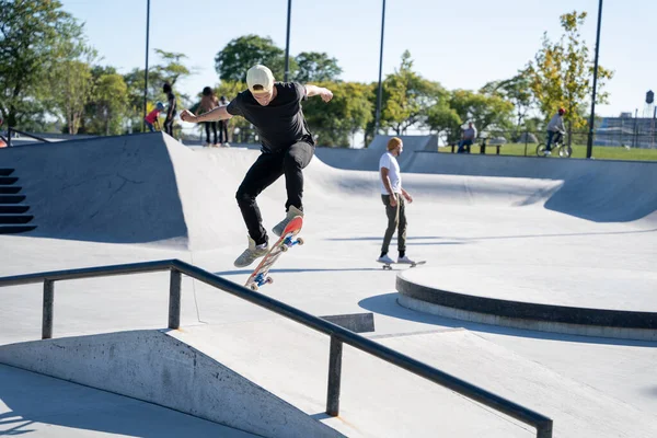 Detroit 'te güneşli bir öğleden sonra, açık hava kaykay pistinde patenciler...