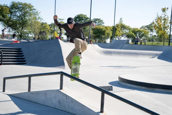 Detroit 'te güneşli bir öğleden sonra, açık hava kaykay pistinde patenciler...