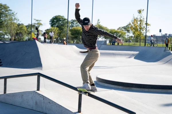 Skridskoåkare Utomhus Skatepark Praktiken Tricks Solig Eftermiddag Detroit — Stockfoto