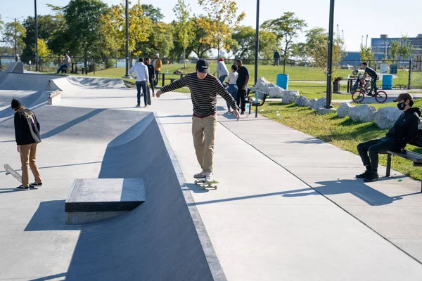Patinadores Skatepark Aire Libre Practican Trucos Una Tarde Soleada Detroit —  Fotos de Stock