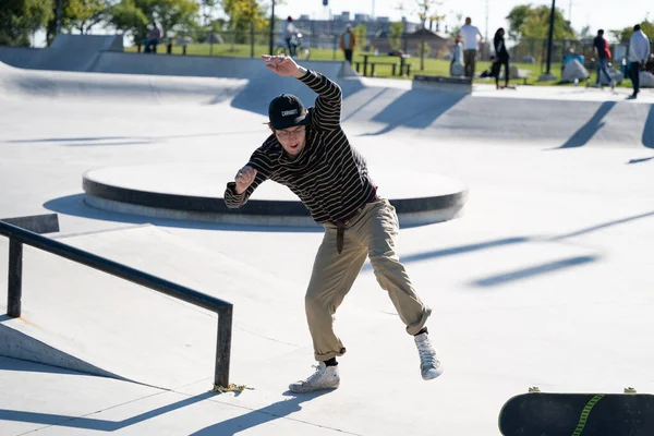 Detroit 'te güneşli bir öğleden sonra, açık hava kaykay pistinde patenciler...