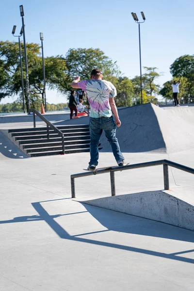 Detroit 'te güneşli bir öğleden sonra, açık hava kaykay pistinde patenciler...