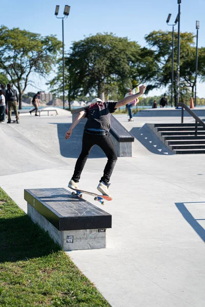 Detroit 'te güneşli bir öğleden sonra, açık hava kaykay pistinde patenciler...