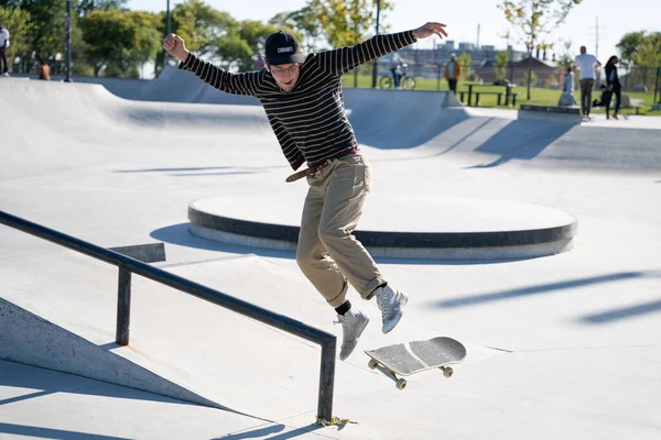 Detroit 'te güneşli bir öğleden sonra, açık hava kaykay pistinde patenciler...