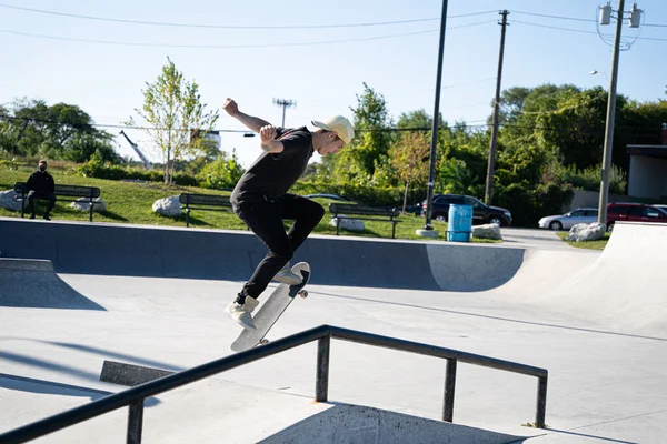 Patinadores Skatepark Aire Libre Practican Trucos Una Tarde Soleada Detroit — Foto de Stock