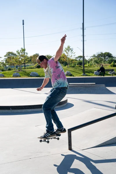 Skater Outdoor Skatepark Üben Tricks Einem Sonnigen Nachmittag Detroit — Stockfoto