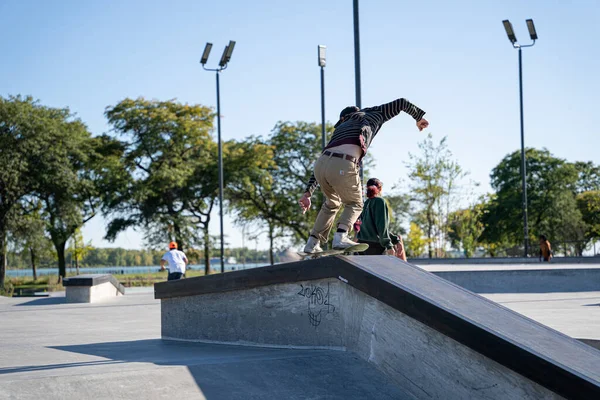 Skaters Een Outdoor Skatepark Oefenen Trucs Een Zonnige Middag Detroit — Stockfoto