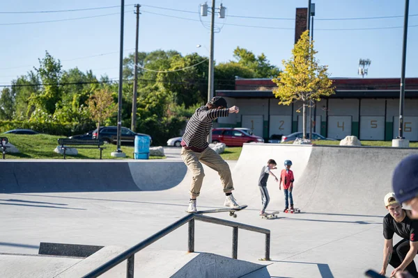 Patineurs Skatepark Plein Air Pratique Astuces Par Après Midi Ensoleillé — Photo